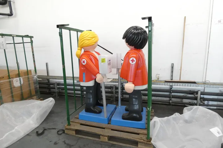 2x Playmobil-Figuren mit Desinfektionsspender
